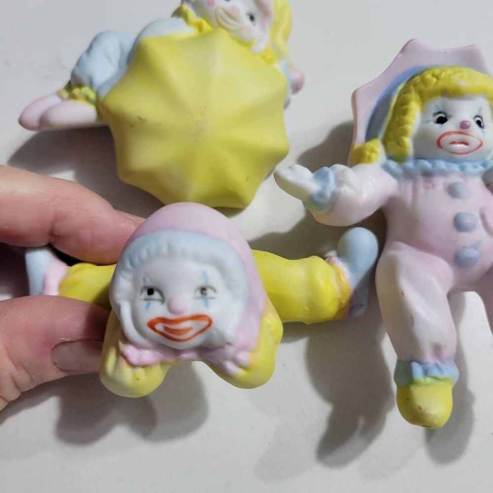 Whimsical 1970s Enesco Shelf Sitting Clown Trio - Retro Ceramic Clown Figurines - Picture 9 of 14